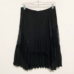 Black pleated skirt with lace